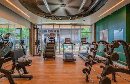 Evans Churchill Apartment | Modern 1BD Apartment in CDT with Gym and Pool