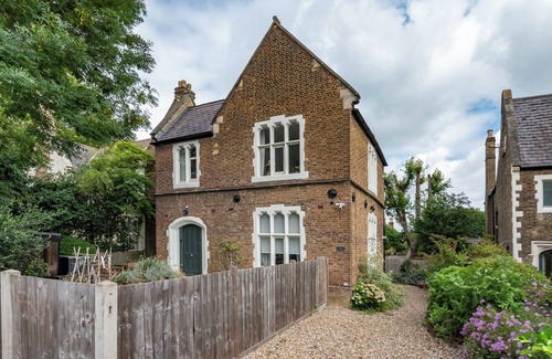 Sydenham Apartment | Modern 1BD with Private Outdoor Space in Sydenham