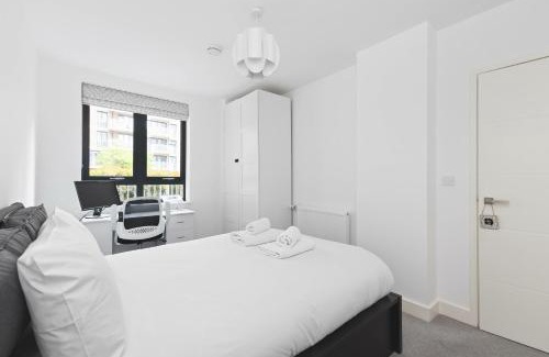 Brondesbury Park Apartment | Modern 2 Bed 2 Bath with Patio Access