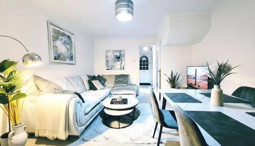 Little Stoke House | Modern 2-bed , Bradley Stoke, NR Parkway Station, Free Parking