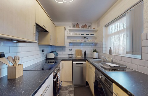Richmond-upon-Thames Apartment | Modern 2 Bed Near Twickenham Stadium - 5 Min to Bus Stop