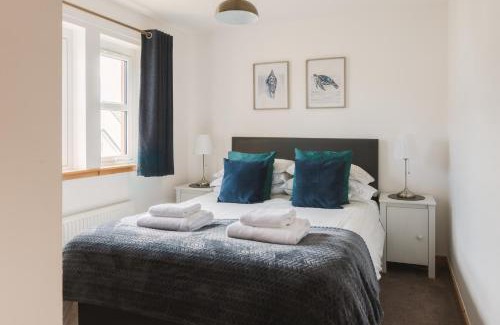 Cellardyke Apartment | Modern 2-Bed Sleeps 4 - Pet Friendly & Parking