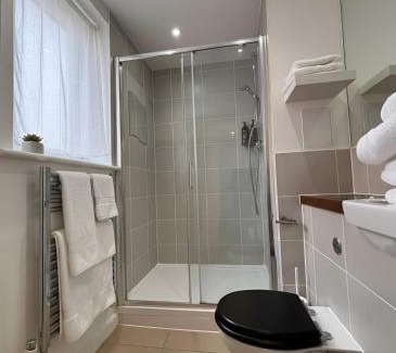 London Borough of Hounslow House | Modern 2-Bedroom Flat with Balcony