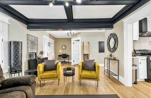 Raisin House | Modern 2-bedroom house in Tower district Fresno with WiFi, AC