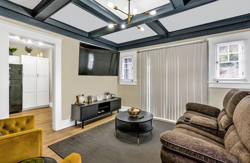 Raisin House | Modern 2-bedroom house in Tower district Fresno with WiFi, AC