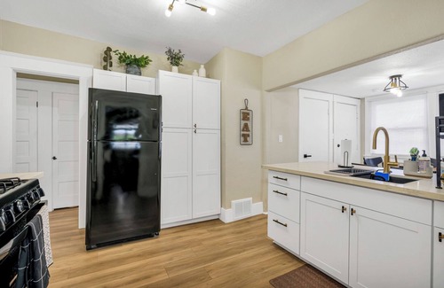 Raisin House | Modern 2-bedroom house in Tower district Fresno with WiFi, AC