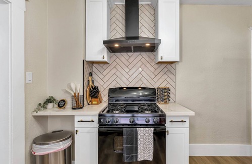 Raisin House | Modern 2-bedroom house in Tower district Fresno with WiFi, AC