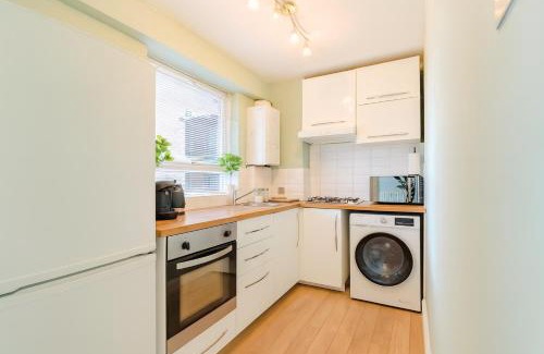 Fairfield Apartment | Modern 2-Bedroom London Base - 15 mins to Central London - Next to East Croydon Station - Sleeps 5