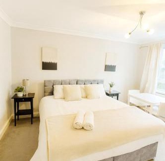 Fairfield Apartment | Modern 2-Bedroom London Base - 15 mins to Central London - Next to East Croydon Station - Sleeps 5