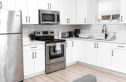 Guildford House | Modern 2 bedroom suite in beautiful neighbourhood