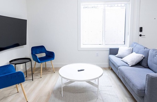 Guildford House | Modern 2 bedroom suite in beautiful neighbourhood