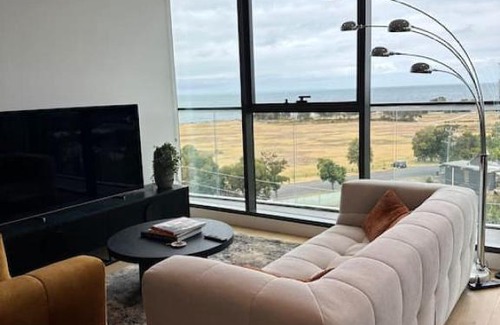 Williamstown Apartment | Modern 2 BRM Apt in Williamstown