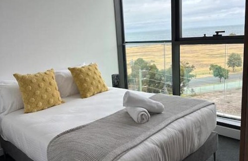 Williamstown Apartment | Modern 2 BRM Apt in Williamstown