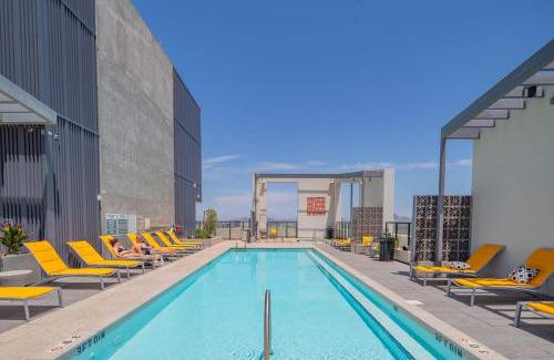 Evans Churchill Apartment | Modern 2BD - HighRise DT, Pool, Gym, Parking - Sleeps 5
