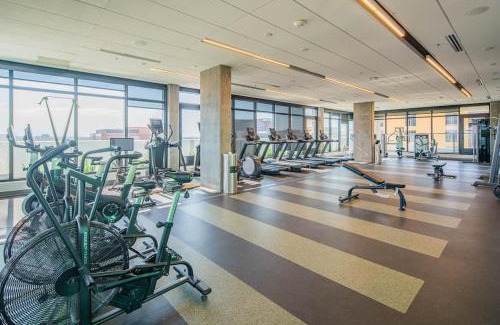 Evans Churchill Apartment | Modern 2BD - HighRise DT, Pool, Gym, Parking - Sleeps 5