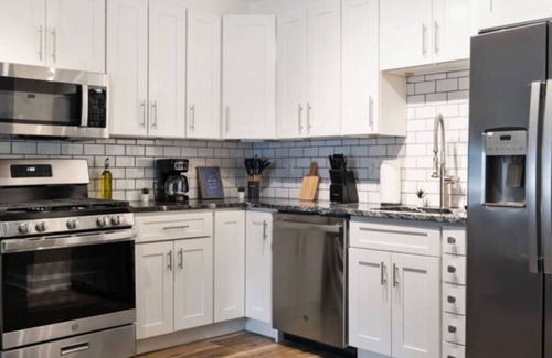 Pittsburgh Apartment | Modern 2BR East Liberty Apt | Parking Smart TV CMU