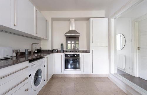 Leyton Apartment | Modern 2BR Flat with 3 Beds Urban Getaway - Cherry