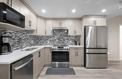 Evanston House | 🏡 Modern 2BR Private Suite Free Banff Pass Netflix New Build in Evanston!