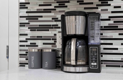 Evanston House | 🏡 Modern 2BR Private Suite Free Banff Pass Netflix New Build in Evanston!