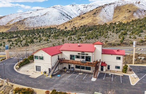 Topaz Lake Condo | Modern 3-bed, 2-bath suite with a beautiful view of Topaz Lake.