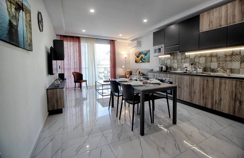 Mellieħa Heights Apartment | Modern 3-bedroom apartment in central Mellieħa 🌞. Sleeps 6, fully air-conditioned with Wi-Fi, Smart TV & lift access. Shops, restaurants & public transport just steps away 🌴.