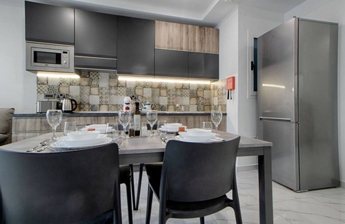 Mellieħa Heights Apartment | Modern 3-bedroom apartment in central Mellieħa 🌞. Sleeps 6, fully air-conditioned with Wi-Fi, Smart TV & lift access. Shops, restaurants & public transport just steps away 🌴.