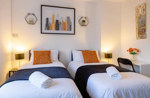 Chapeltown House | Modern 3 Bedroom Property 6 Beds Pet Friendly with Parking