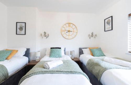 Chapeltown House | Modern 3 Bedroom Property 6 Beds Pet Friendly with Parking