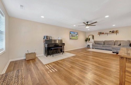 Roanoke House | Modern 3 bedroom Roanoke Residential Home