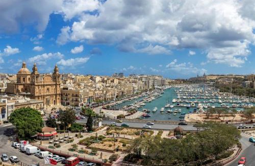 Swieqi Apartment | Modern 3 BR Apartment close to Paceville and Beach