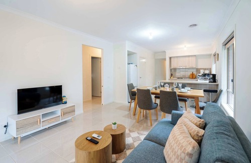 Doreen House | Modern 3B2B1C Home in Doreen