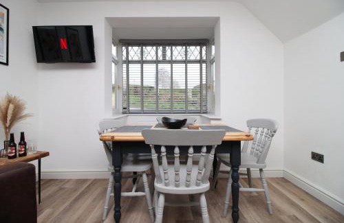 Newton St Loe House | Modern 3BR Bath Home, Sleeps 6, Driveway Parking, Families & Contractors Deal