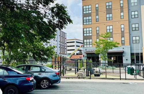 Cambridgeport Apartment | Modern 3BR Escape in Cambridge – Pool, Gym & All the Perks!