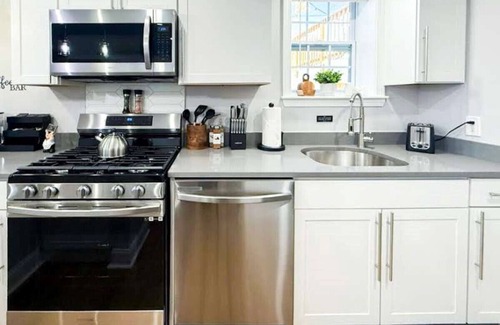 Fitchburg Apartment | Modern 3BR Near FSU 15 Min to Wachusett