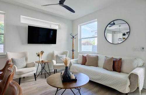 South Manchaca House | Modern 3BR Retreat - Near Airport - DT - BBQ