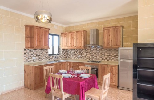 Victoria Apartment | Modern 3rd floor penthouse + air conditioning in a perfect location in Victoria