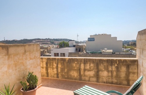 Victoria Apartment | Modern 3rd floor penthouse + air conditioning in a perfect location in Victoria