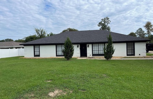 Monroe House | Modern 4/2.5 with 5 beds, close to stores/interstates, perfect for work crews