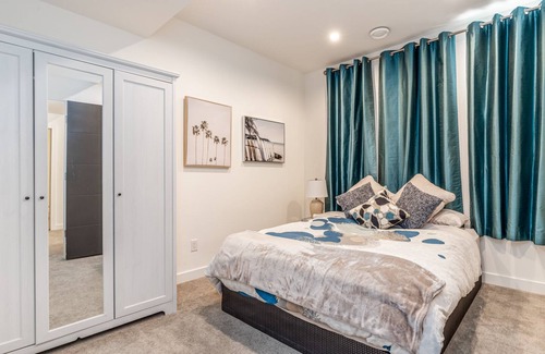 Kensington House | Modern 4 BDR Property, Trendy Kensington, close to Downtown, parks, pubs, shops