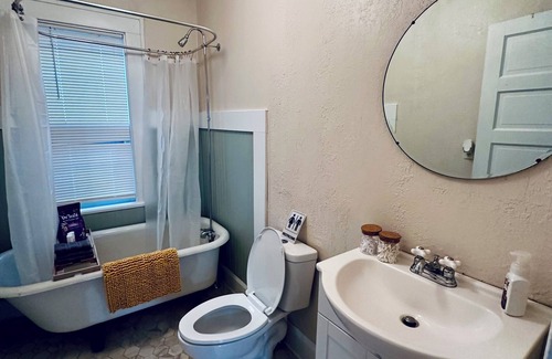 Leadsville Apartment | Modern 4-bedroom Duplex Apartment in Downtown Elkins beside Big Timber Brewing