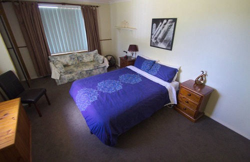 Lithgow House | Modern 4 bedroom home with Mountain views, contractors welcome.