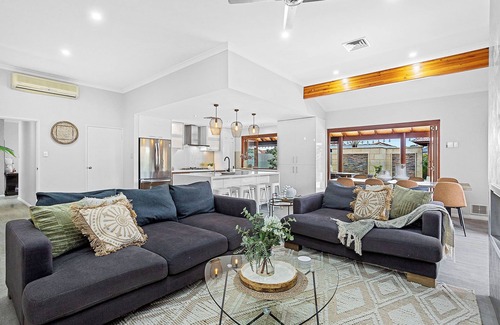 Hillarys House | Modern 4Bedroom, two bathrooms, two living areas, Heated Pool, outdoor entertaining area.