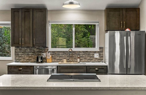 Arvada House | Modern 4BR Family Friendly Retreat W/Hot tub