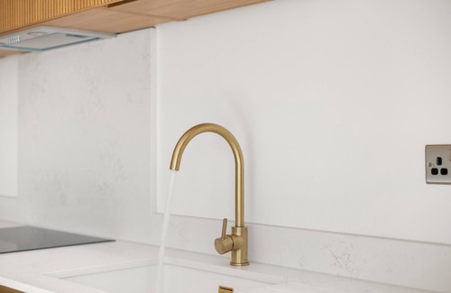 Coulsdon West Apartment | Modern 4BR Home, Ideal for Long Stays & Relocation