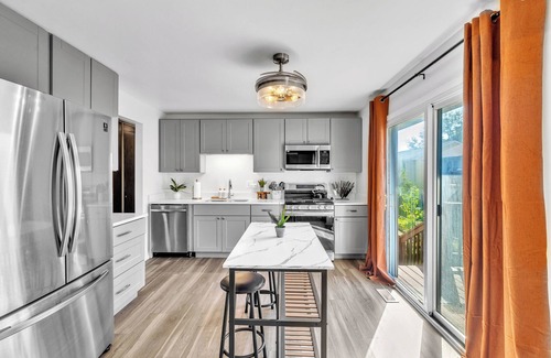 Forestview House | Modern 4BR Home Near Chicago Sleeps 10 Pets OK