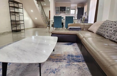 Harare Apartment | Modern 5 Star, 6 sleeper Apartment @ Sibiti