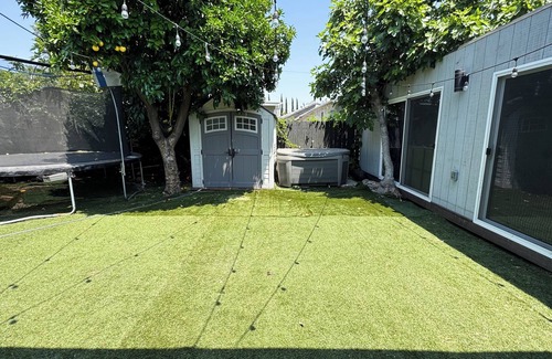 Valley Glen House | Modern 5bdr House with hot tub 7 min from Universal studios
