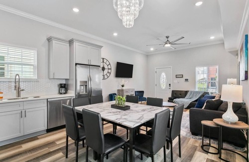 Tulane - Gravier House | Modern 5BR/5BA | New Build, Parking & Prime Spot