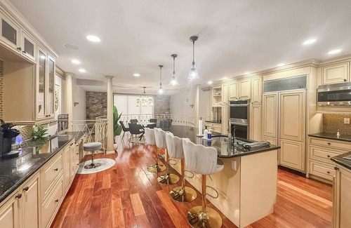Southwark House | Modern 5BR Getaway | Gym & Hot Tub | Sleeps 24