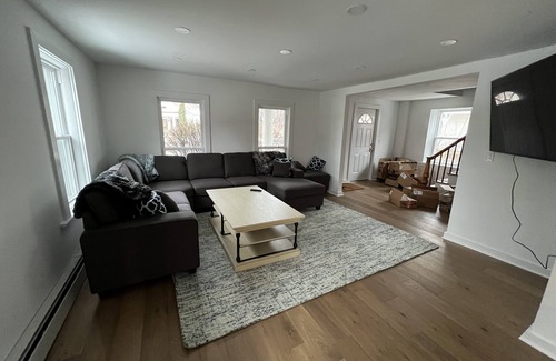 Ludlow Ski Chalet | Modern 7Bd/3Ba Mountain Chalet w/Hot tub, 3 minutes from Okemo